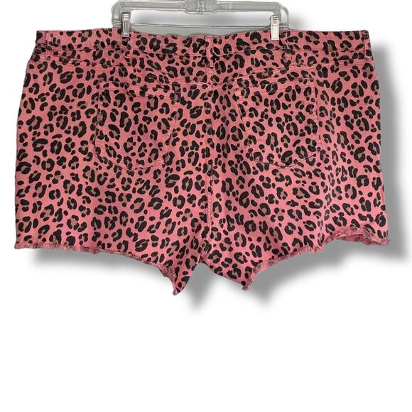Torrid #FeelTheFit Vintage Stretch pink leopard cut off shorts - Picture 2 of 4